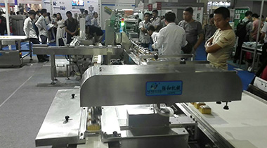 沙琪瑪理料線(xiàn),食品理料線(xiàn),枕式包裝機(jī)廠(chǎng)家